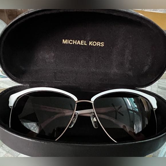 Like new condition authentic Michael Kors sunglasses - Picture 1 of 8